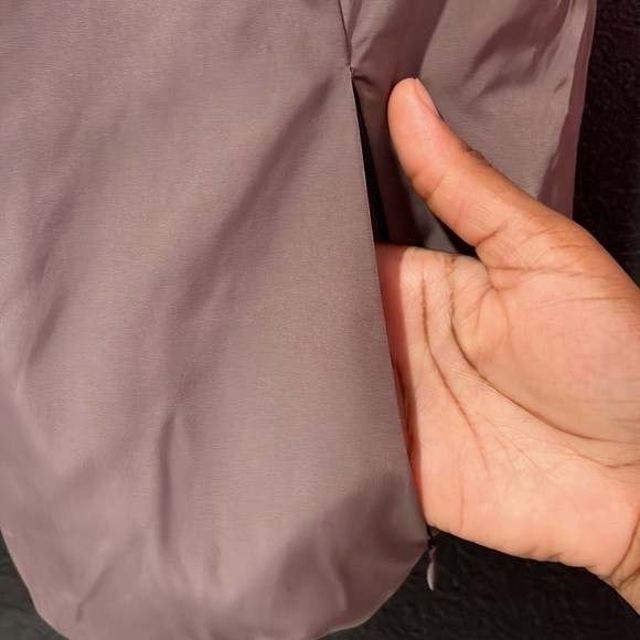 GAP Women’s Gray Thermal Vest Size M with Zip Pockets Outdoor Hiking Core Winter - Picture 6 of 8